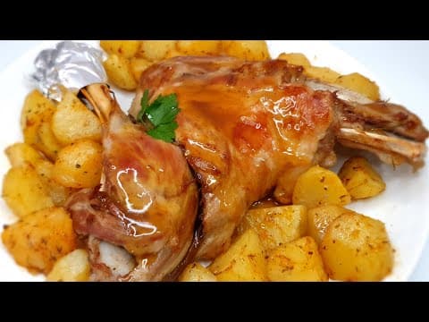 Épaule d'agneau braisée au bouillon brun et pommes de terre rôties