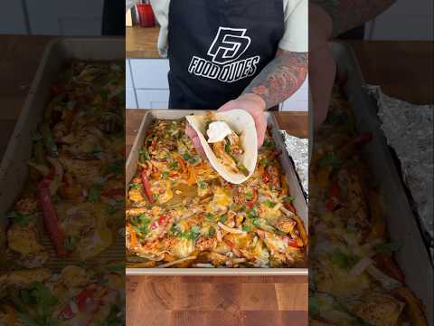 Cheesy sheet pan chicken fajitas 🌶️