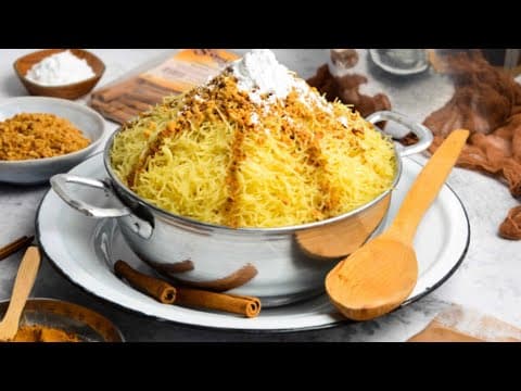 Fum Funa – Vermicelles au poulet en sauce, décorés d'amandes et de raisins