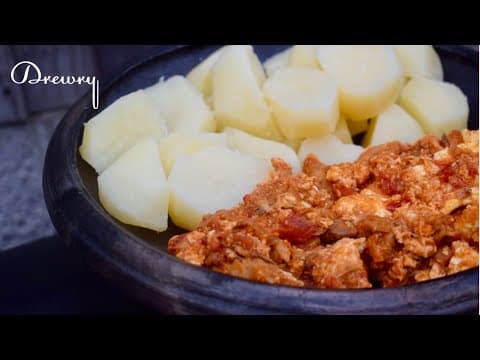 Sauce aux œufs brouillés à la tomate et poisson salé avec pommes de terre