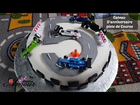 Gâteau d'anniversaire pour petit garçon – thème circuit de course