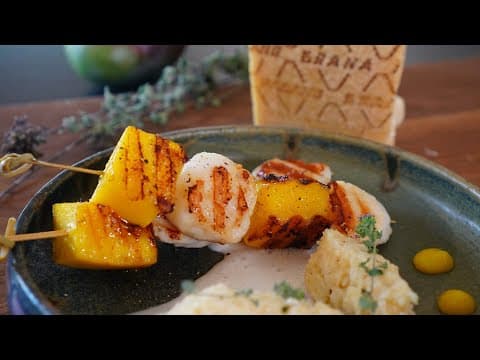 Brochettes de Saint-Jacques à la mangue et Grana Padano, avec écrasé de pommes de terre à l'origan