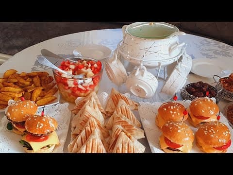 Burgers maison, triangles de poulet, potatoes au four, velouté de courgettes et salade de fruits